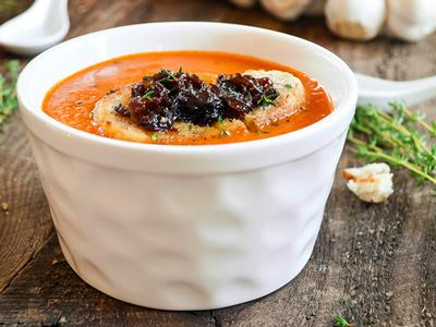 Crème de tomates rôties et fromage suisse Biobio avec croûtons d’oignons caramélisés